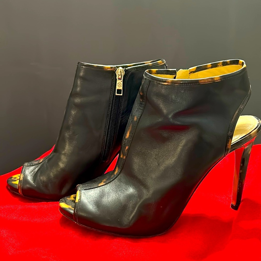 Tortoiseshell and black Ann Taylor heel booties size 8 1/2 medium